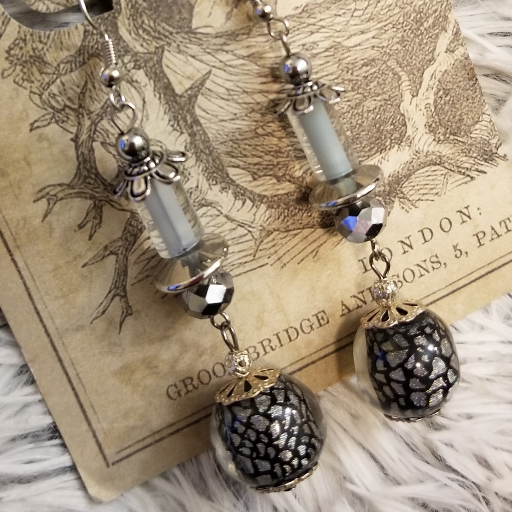 Black White Silver dangle earrings - Picture 2 of 4